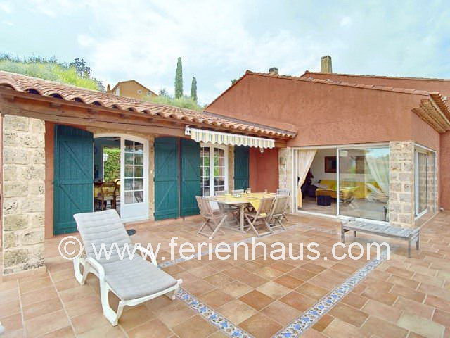 große Terrasse mit Meerblick vom Ferienhaus am Strand in Südfrankreich