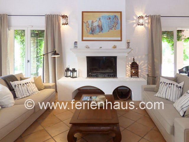 Sitzecke am Kamin -  Ferienhaus mit Pool im Hinterland der Küste in Flayosc - PRV065