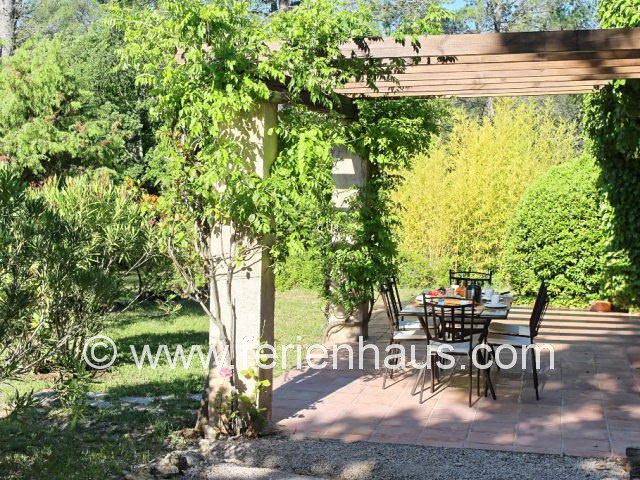 Seitliche Terrasse am Ferienhaus mit Pool im Hinterland der Küste in Flayosc - PRV065