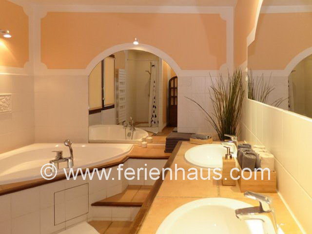 Bad mit Wanne und Dusche - Ferienhaus mit Pool im Hinterland der Küste in Flayosc - PRV065