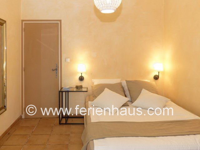 Schlafzimmer mit Doppelbett - Ferienhaus mit Pool im Hinterland der Küste in Flayosc - PRV065