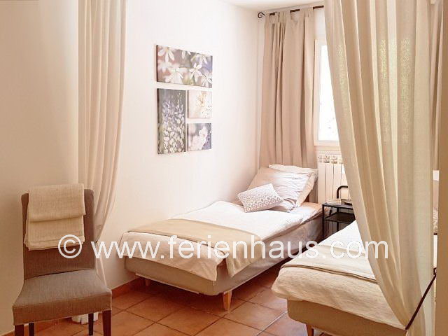 Schlafzimmer mit Einzelbetten - Ferienhaus mit Pool im Hinterland der Küste in Flayosc - PRV065