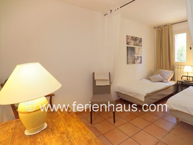 Schlafzimmer mit Einzelbetten - Ferienhaus mit Pool im Hinterland der Küste in Flayosc - PRV065