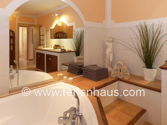 Bad mit Wanne und Dusche -  Ferienhaus mit Pool im Hinterland der Küste in Flayosc - PRV065