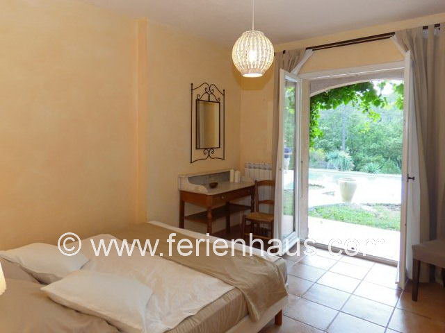 Schlafzimmer mit Doppelbett - Ferienhaus mit Pool im Hinterland der Küste in Flayosc - PRV065