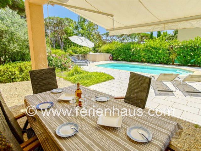 Überdachte Terrasse am Ferienhaus Südfrankreich, am Strand, Pool