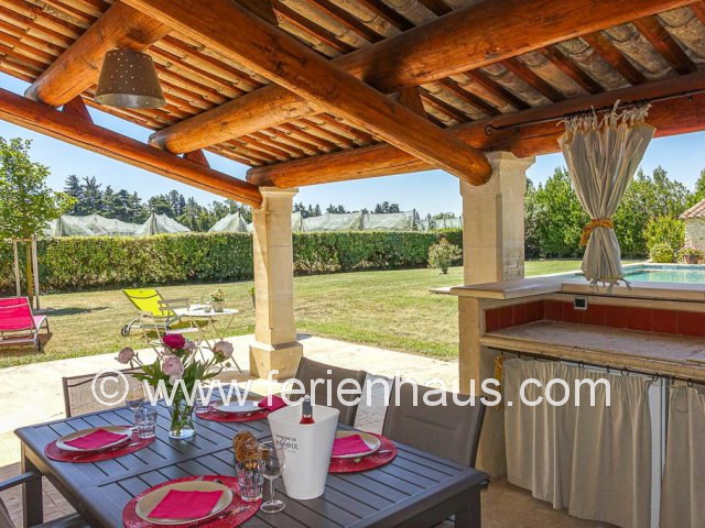 überdachte Terrasse  und Außenküchen am Ferienhaus bei L'Isle sur la Sorgue