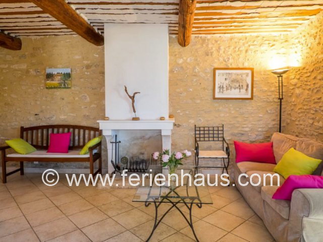 Wohnbereich mit Zierkamin im Ferienhaus bei L'Isle sur la Sorgue