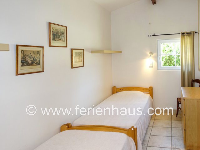 Schlafzimmer im Erdgeschoß im Ferienhaus bei L'Isle sur la Sorgue