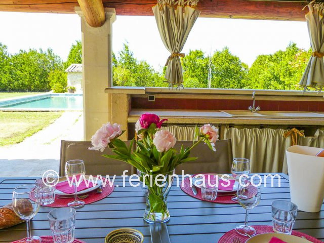 überdachte Terrasse mit Grill am Ferienhaus bei L'Isle sur la Sorgue