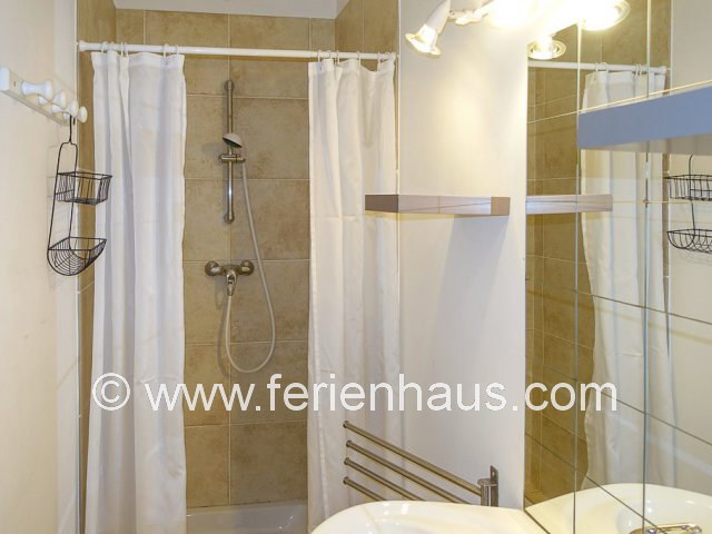 Bad mit Dusche im EG im Ferienhaus in L'Isle sur la Sorgue