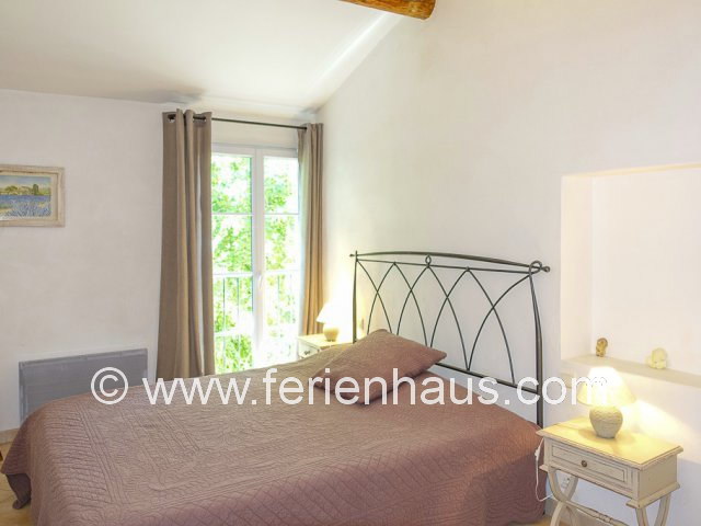 Schlafzimmer im Obergeschoß im Ferienhaus in L'Isle sur la Sorgue