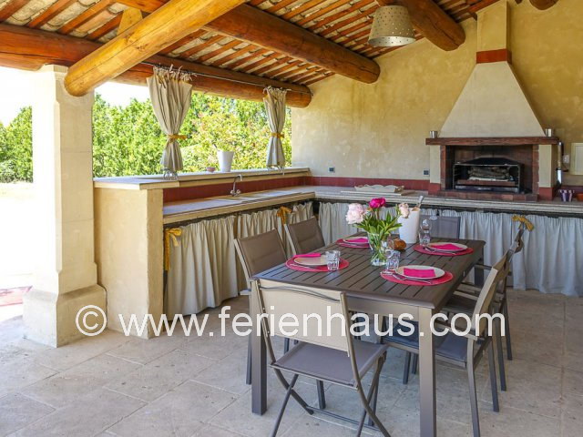 überdachte Terrasse mit Grill am Ferienhaus bei L'Isle sur la Sorgue