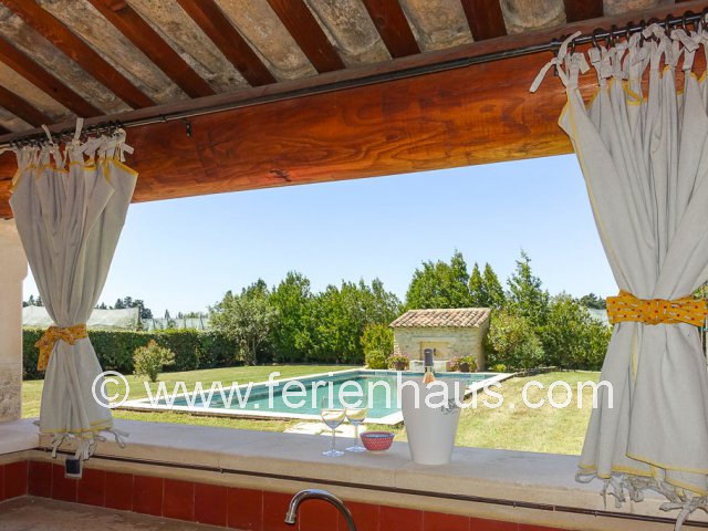 überdachte Terrasse am Ferienhaus bei L'Isle sur la Sorgue