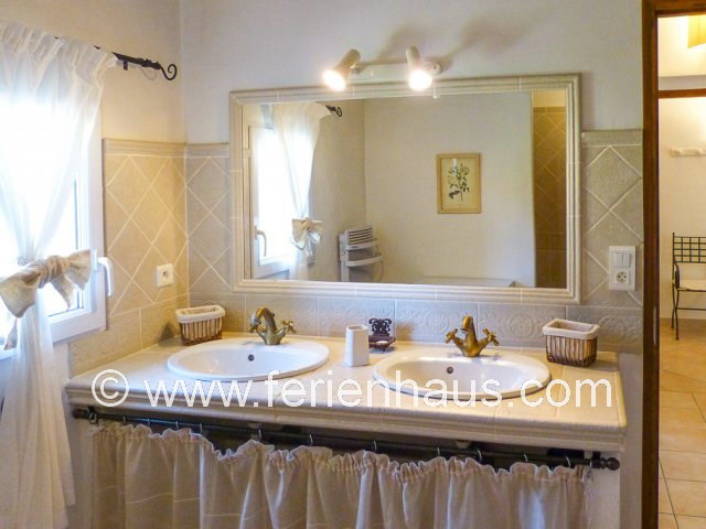 Bad mit Dusche im OG im Ferienhaus in L'Isle sur la Sorgue