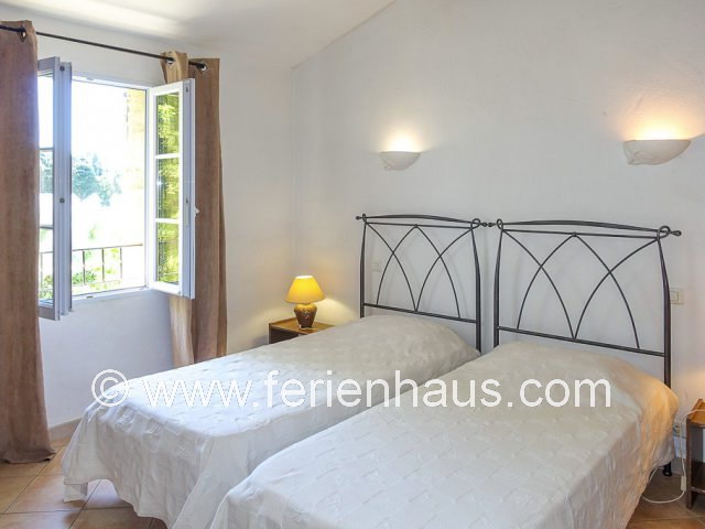 Schlafzimmer im Obergeschoß im Ferienhaus in L'Isle sur la Sorgue