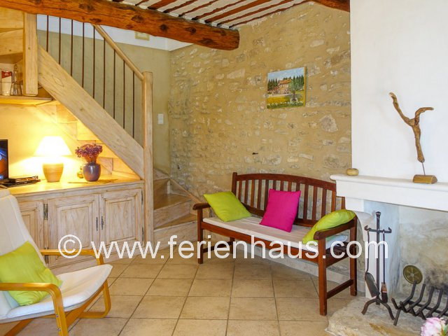 Wohnbereich mit SAT TV im Ferienhaus bei L'Isle sur la Sorgue, Zierkamin