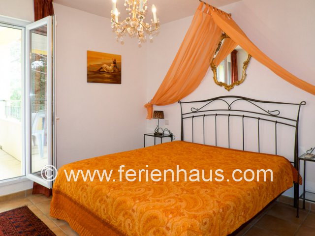 Schlafzimmer mit 1,60m breitem Bett und Balkon im Ferienhaus in Les Issambres, Südfrankreich