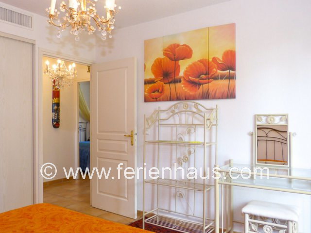 im Schlafzimmer mit 1,60m breiten Bett im Ferienhaus in Südfrankreich