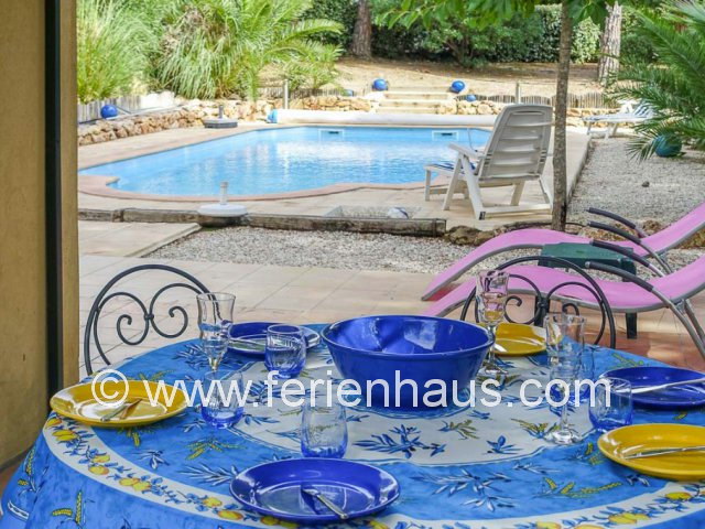 der Eßbereich neben dem Ferienhaus in Les Issambres, Südfrankreich