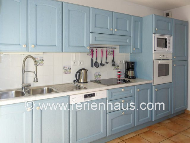 offene Küche im Ferienhaus mit privatem Pool in Südrankreich