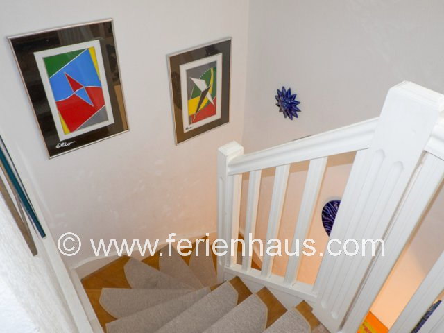 Treppe zu den Schlafzimmern im Obergeschoß im Ferienhaus in Les Issambres, Südfrankreich