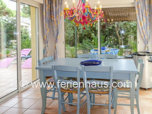 Eßbereich im Ferienhaus in Les Issambres, Ausgang auf die Terrasse