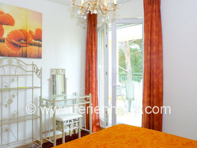 Zugang zum Balkon vom Schlafzimmer mit 1,60m breiten Bett im Ferienhaus in Les Issambres