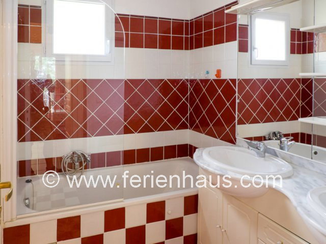 Bad mit Wanne im Ferienhaus in Les Issambres in Südfrankreich