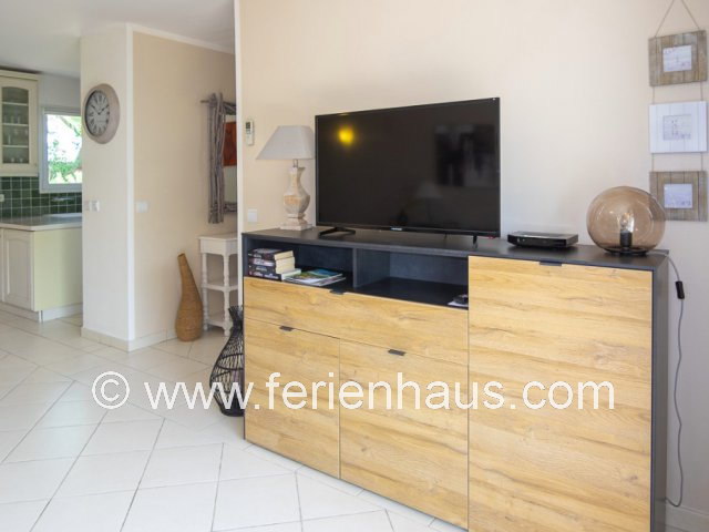 Wohnbereich mit SAT TV im Ferienhaus mit privatem Pool und Strandnähe