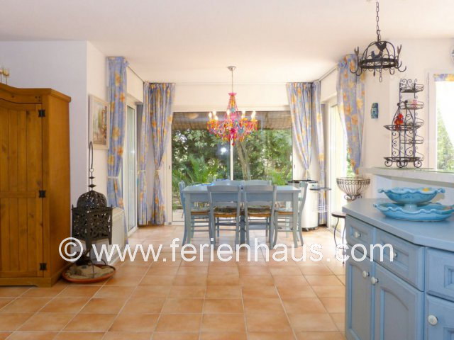 Wohn-Eßzimmer im Ferienhaus mit privatem Pool in Les Issambres, Südfrankreich