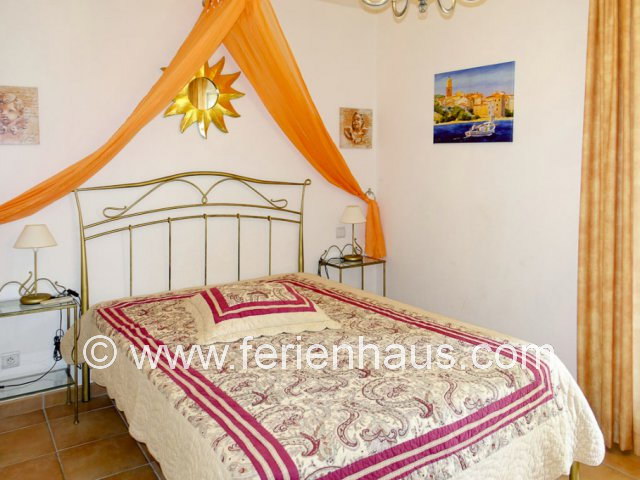 Schlafzimmer im Obergeschoß im Ferienhaus in Les Issambres, Südfrankreich