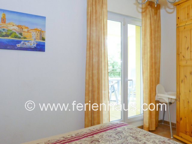 Terrassentüre zum überdachten Balkon im Schlafzimmer im Obergeschoß