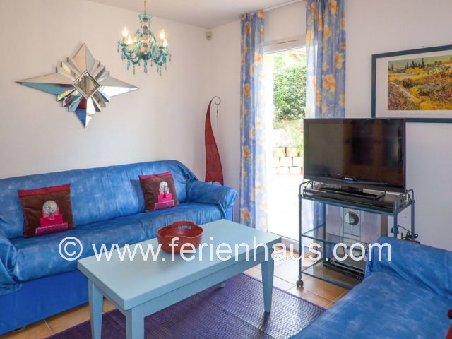 Wohnecke mit SAT TV in großem Wohn-Eßzimmer im Ferienhaus in Les Issambres, Südfrankreich