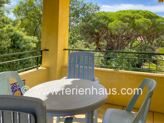 Balkon vor zwei Schlafzimmern im Ferienhaus mit privatem Pool in Les Issambres