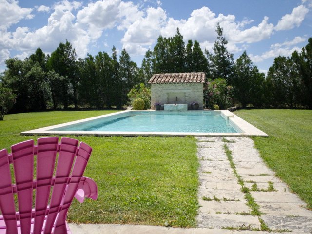 Pool mit kleinem Wasserfall