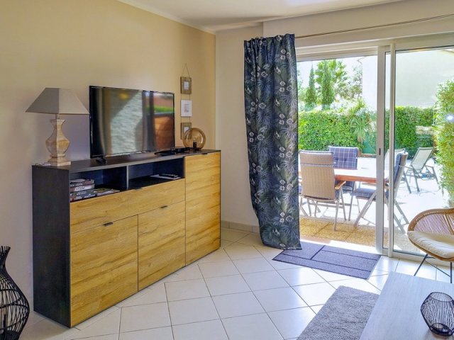 Wohn-Eßzimmer im Ferienhaus mit privatem Pool in Les Issambres, Südfrankreich