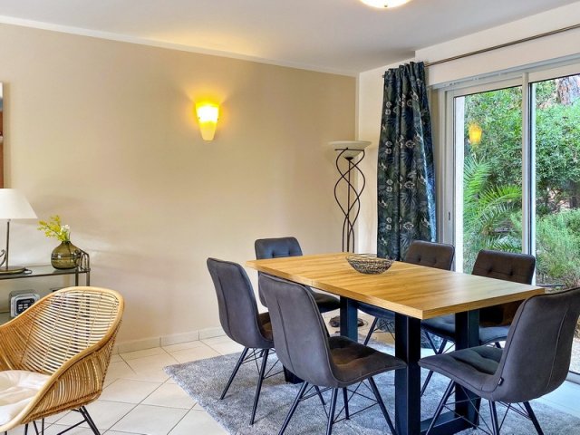 Modernes Wohn-Eßzimmer im Ferienhaus mit privatem Pool, Südfrankreich